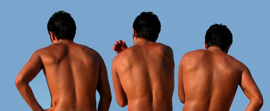 Broncearse los testículos, la pésima idea que promueve un “influencer”