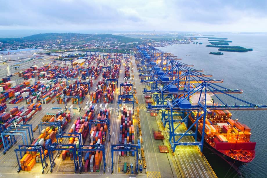 Según la Comisión Económica para América Latina y el Caribe (CEPAL), el Puerto de Cartagena es el puerto con mayor movimiento de carga en América Latina y el Caribe.