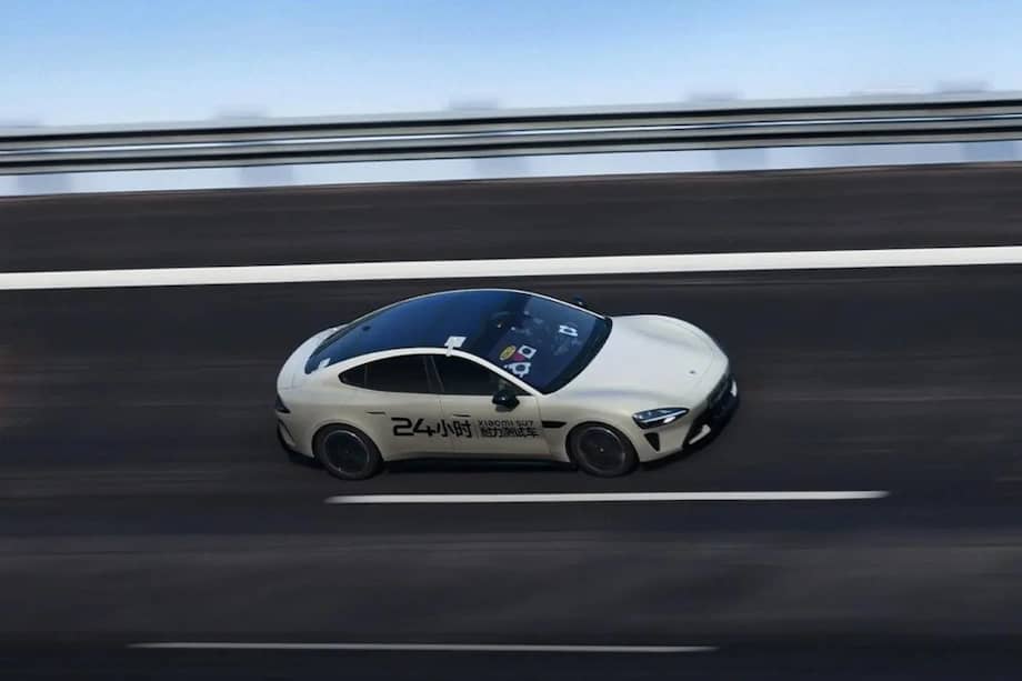 Durante el desarrollo de la prueba, el vehículo llegó a rodar a velocidades de hasta 240 kilómetros por hora y se mantuvo en funcionamiento de manera ininterrumpida durante 24 horas.