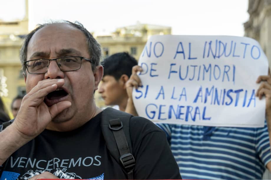 Durante la marcha se corearon duras consignas contra Kuczynski, porque el mandatario prometió durante la campaña electoral de 2016 no liberar a Fujimori. / AFP