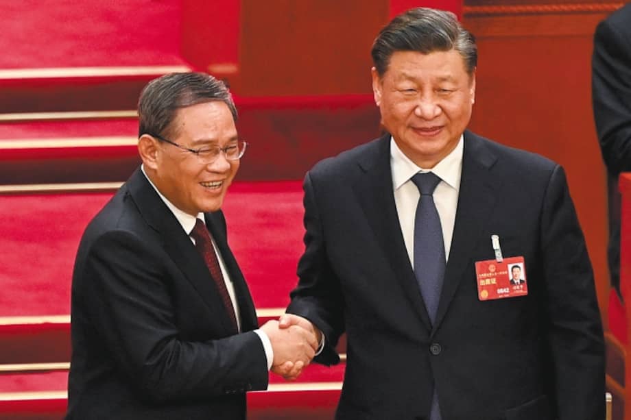 El nuevo primer ministro chino, Li Qiang (izquierda), junto al presidente Xi Jinping.