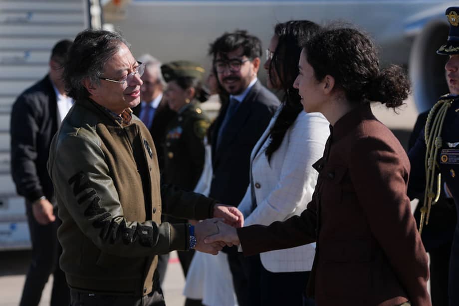 El presidente Gustavo Petro aterrizó en Barcelona para asistir a la Cumbre en Defensa de la Democracia. Se reunirá con diferentes mandatarios de izquierda, entre ellos su homólogo español, Pedro Sánchez.