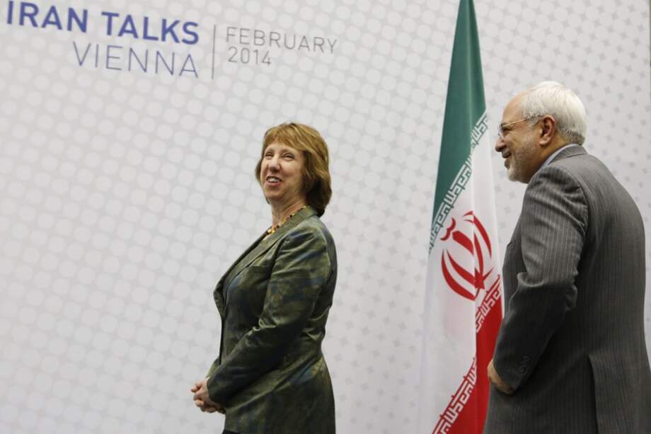 La jefa de la diplomacia europea, Catherine Ashton, junto al ministro de Relaciones Exteriores iraní, Mohamad Javad Zari./ AFP