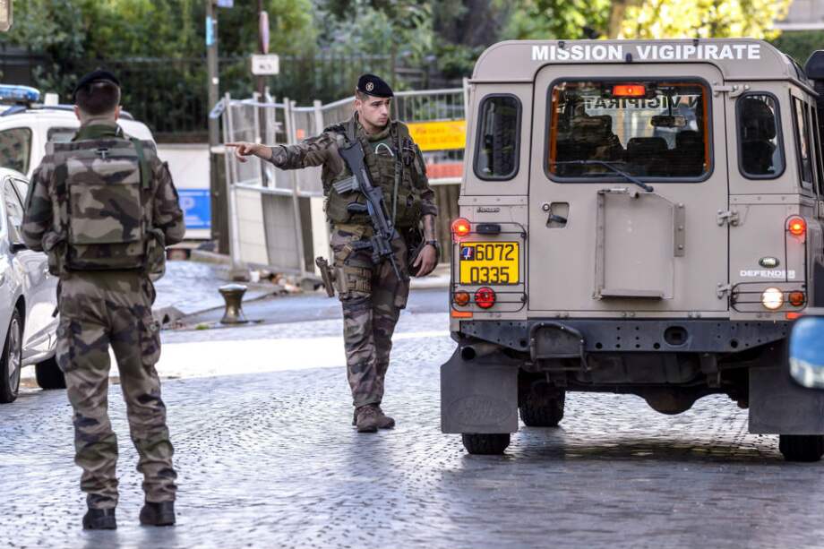 Varios militares delimitan un perímetro de seguridad en el lugar donde el vehículo atropelló a un grupo de militares en Levallois Perret, a las afueras de París. /Agencia EFE