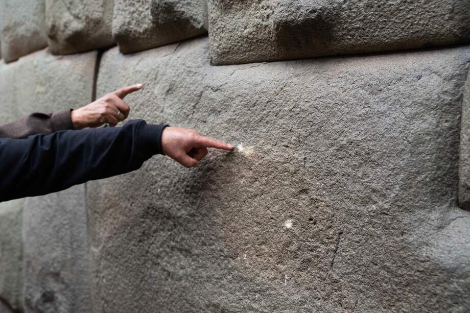 La famosa 'piedra de los 12 ángulos', que forma parte de un gran muro construido hace 500 años por los incas, fue dañada durante la madrugada de este martes en la ciudad de Cuzco por una persona aún no identificada, que la golpeó hasta en siete puntos diferentes, informaron fuentes oficiales.