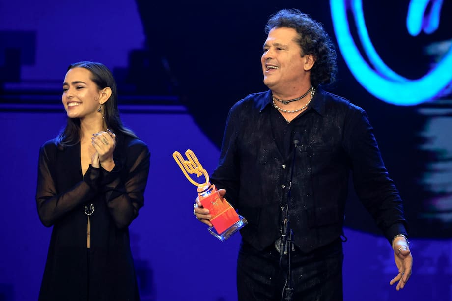 El cantante Carlos Vives (d) recibe junto a su hija Lucy Vives el premio ícono global masculino en los Premios Tu Música Urbano 2026 este jueves, en el Coca-Cola Music Hall en San Juan (Puerto Rico). EFE/ Thais Llorca