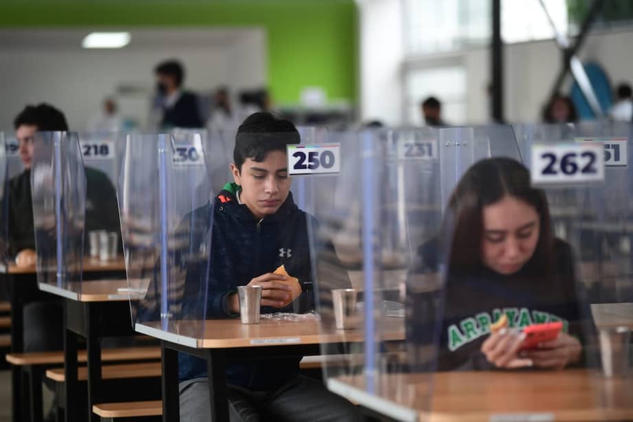 Estudios analizan cómo se distribuyen y expanden las gotas y aerosoles exhaladas por los niños en el aula de un colegio .