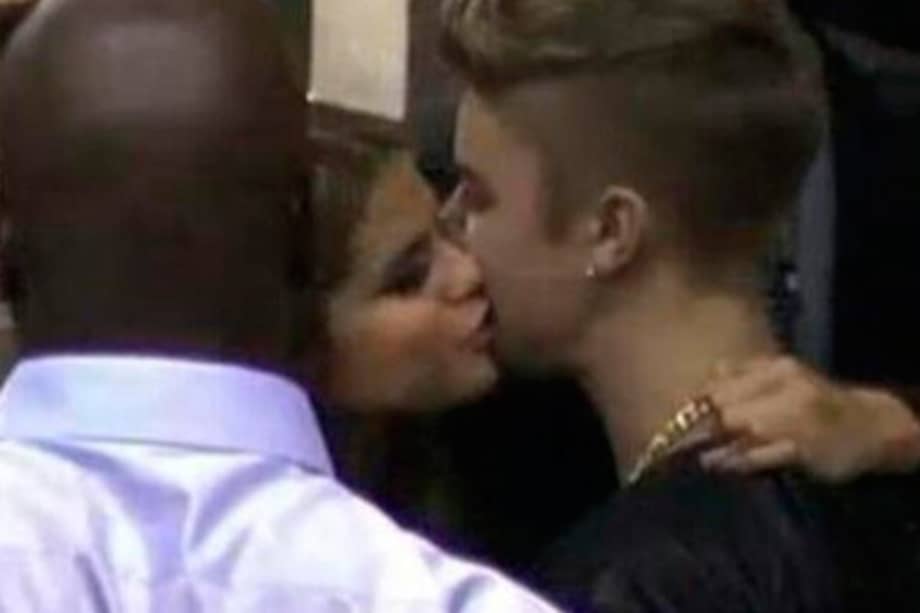 Selena Gomez y Justin Bieber se besan en los premios Billboard.