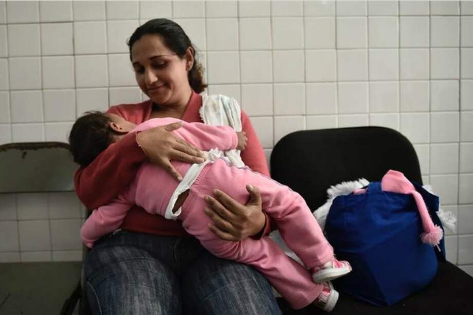 Una mujer amamanta a su hijo en la sala de espera de un hospital en Petare, un barrio sospechoso de propagación del virus Zika en el este de Caracas, Venezuela. / Carlos Becerra - Agencia Anadolu