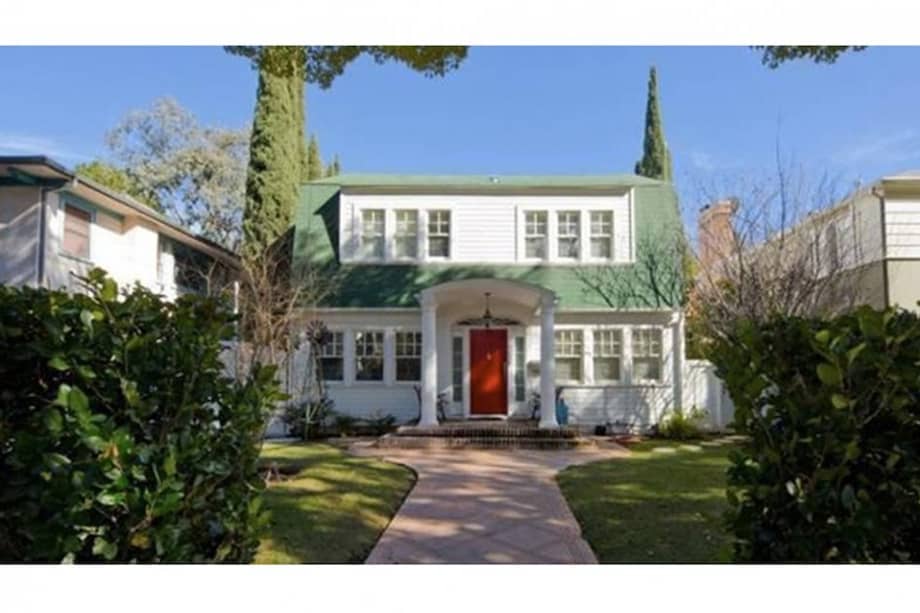 La casa fue construida en 1919, tiene una piscina y una casa de invitados con una habitación y un baño.