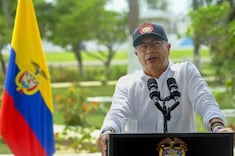 BOG700. BARRANQUILLA. (COLOMBIA), 07/05/2024.- Fotografía cedida por la oficina de prensa de la presidencia de la República del mandatario Gustavo Petro durante una alocución este martes, en Barranquilla (Colombia). Petro pidió este martes a la Fiscalía investigar los contratos de los últimos ocho años en la Unidad Nacional para la Gestión del Riesgo de Desastres (UNGRD), centro de un escándalo de corrupción por el supuesto robo de recursos de esa entidad. EFE/Presidencia de Colombia/SOLO USO EDITORIAL/NO VENTAS