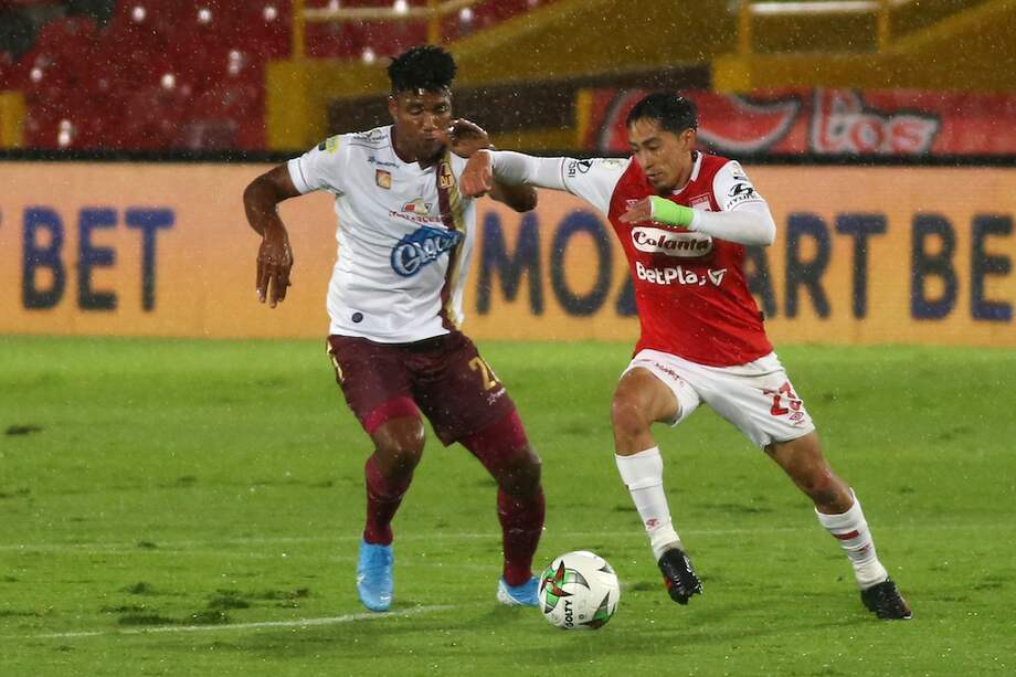 Fabián Sambueza (der.) fue una de las figuras del cuadro albirrojo, que llegó a 37 puntos en la liga.