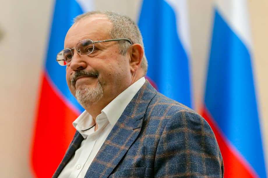 Boris Nadezhdin, candidato presidencial ruso del partido Iniciativa Civil y diputado del Consejo de Diputados del distrito urbano de Dolgoprudny de la región de Moscú, espera a la reunión de la Comisión Electoral Central en Moscú. Un grupo de la Comisión Electoral Central rusa detectó más de un 15 por ciento de defectos en las firmas de apoyo a la candidatura del político, informó el servicio de prensa de Nadezhdin.