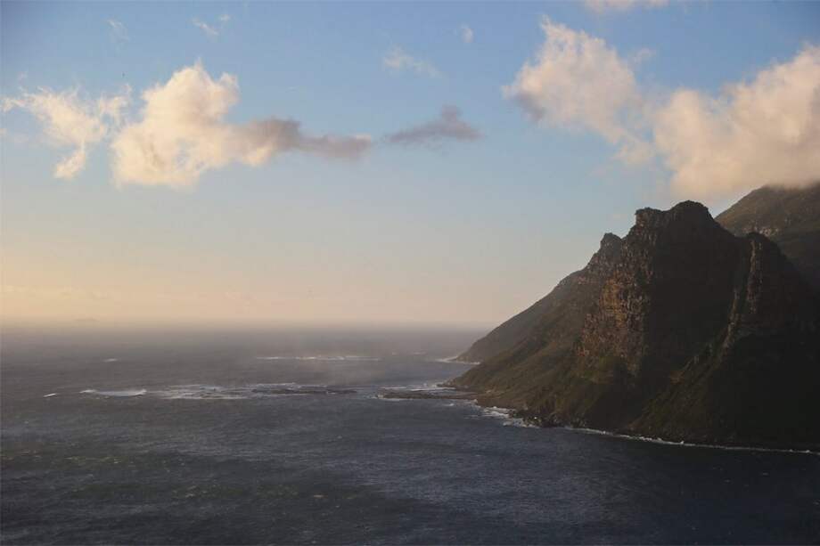 Vista general de la isla de Duiker, en Hout Bay, en donde se hundió un barco turístico. EFE