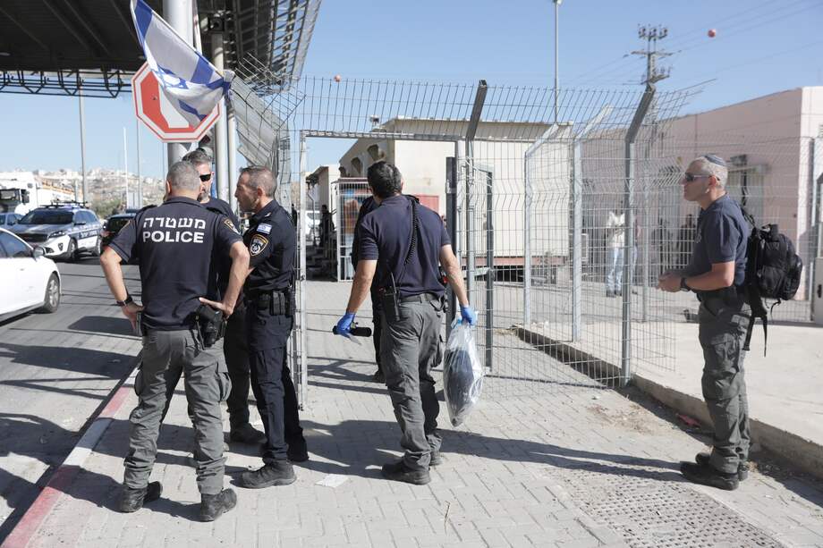 Imagen de archivo de la Policía israelí en el lugar de un intento de apuñalamiento en el puesto de control de Mazmoria, entre Cisjordania y el sur de Jerusalén, el 18 de septiembre de 2023.