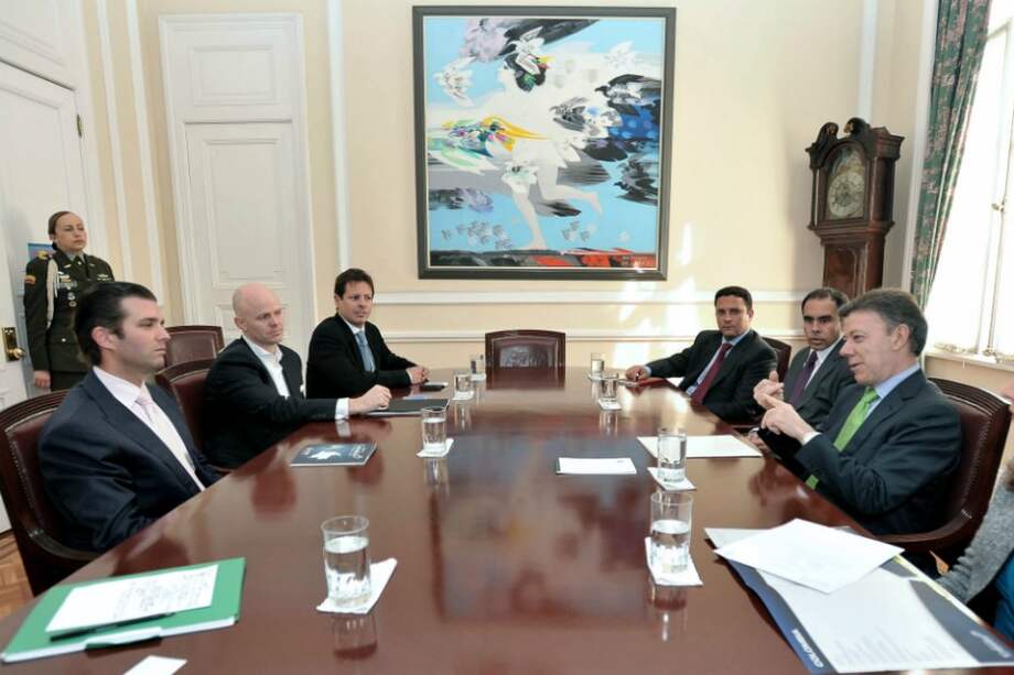 Lunes 21 de febrero de 2011: el presidente Juan Manuel Santos recibió en la Casa de Nariño a Donald Trump Jr. (al frente) en compañía del cuestionado empresario Jeremy Blackburn (a la izquierda de Trump). Asistieron el entonces presidente del Congreso, Armando Benedetti (a la derecha de Santos), y su polémico hermano Camilo (junto a Blackburn). / Archivo Presidencia