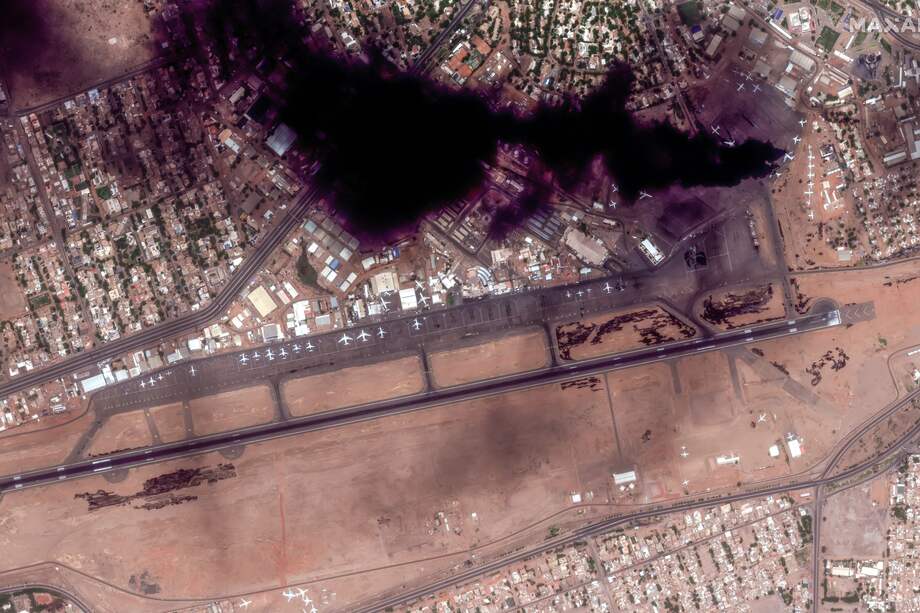 Una imagen satelital proporcionada por Maxar Technologies muestra humo sobre el Aeropuerto Internacional de Jartum, en Jartum, Sudán, el 16 de abril de 2023. Se reportaron fuertes disparos y explosiones en la capital de Sudán, Jartum, el 15 de abril entre el ejército y un grupo paramilitar después de días de tensión. en torno a la transición propuesta del país a un gobierno civil.