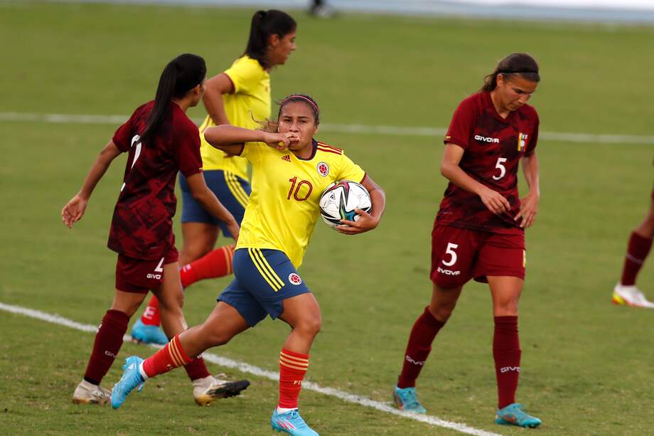 AME025. CALI (COLOMBIA), 09/04/2022.- Leicy Santos (c) de Colombia celebra un gol ante Venezuela hoy, durante un partido amistoso en Cali (Colombia). EFE/ Ernesto Guzmán Jr