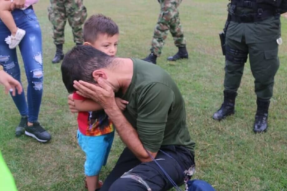 Carlos Quinceno abraza a uno de sus tres hijos luego de durar 23 días en poder del Eln. / Liliana Rincón Bernal
