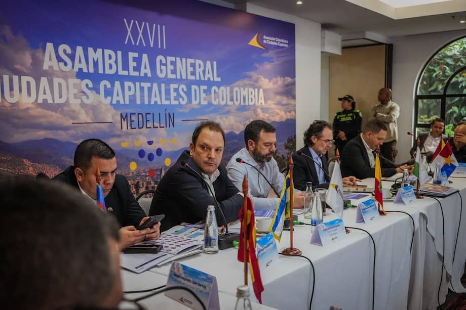 Carlos Fernando Galán, alcalde de Bogotá; Federico Gutiérrez, alcalde de Medellín; Ernesto Orozco, alcalde de Valledupar y otros alcaldes de las ciudades capitales del país en asamblea.