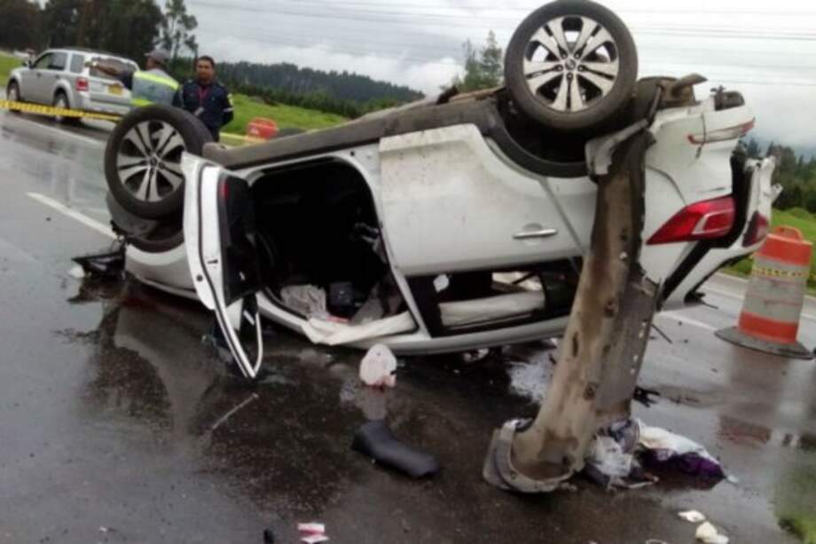 Así quedó el vehículo en el que se movilizaba el deportista. /Foto: Cortesía Bomberos de Cundinamarca