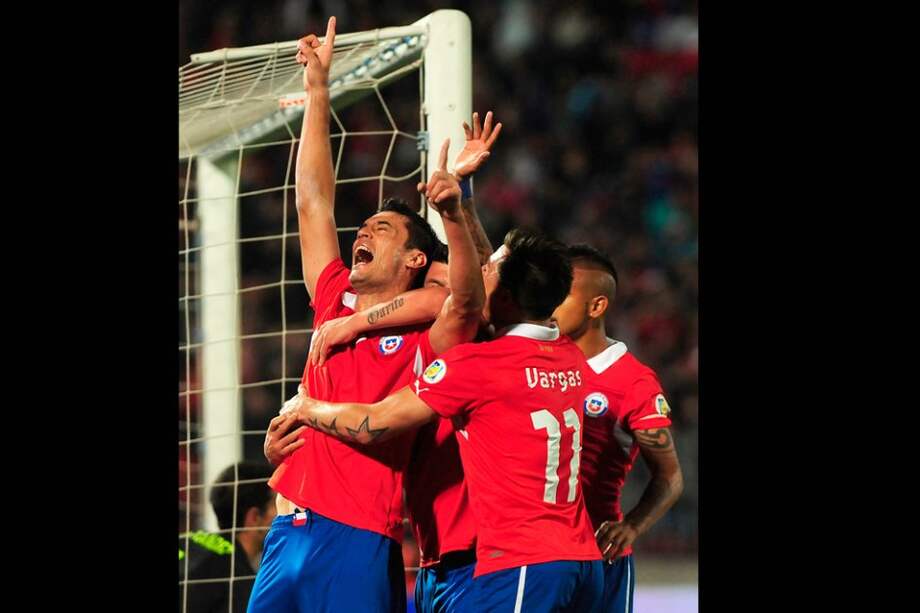 Chile goleó 3-0 a Venezuela y quedó a un paso del Mundial