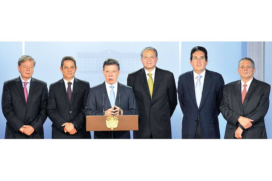 El presidente Juan Manuel Santos con los miembros de Buen Gobierno (de izq. a der.): Gabriel Silva, Germán Vargas, Óscar Naranjo, Juan Mesa y Juan José Echavarría. / Presidencia
