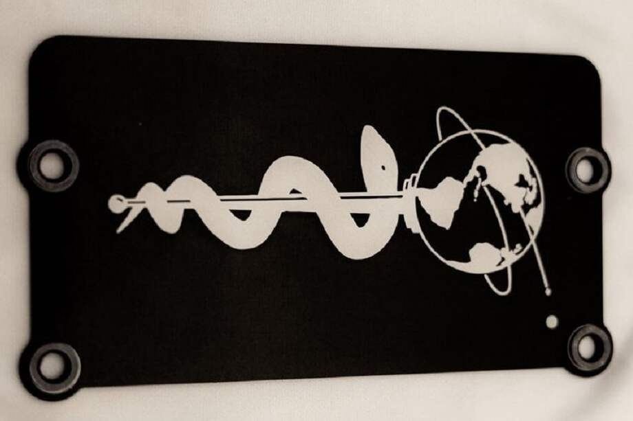 Placa de homenaje a la comunidad médica por la lucha contra el COVID19 que el rover Perseverance llevará a Marte.