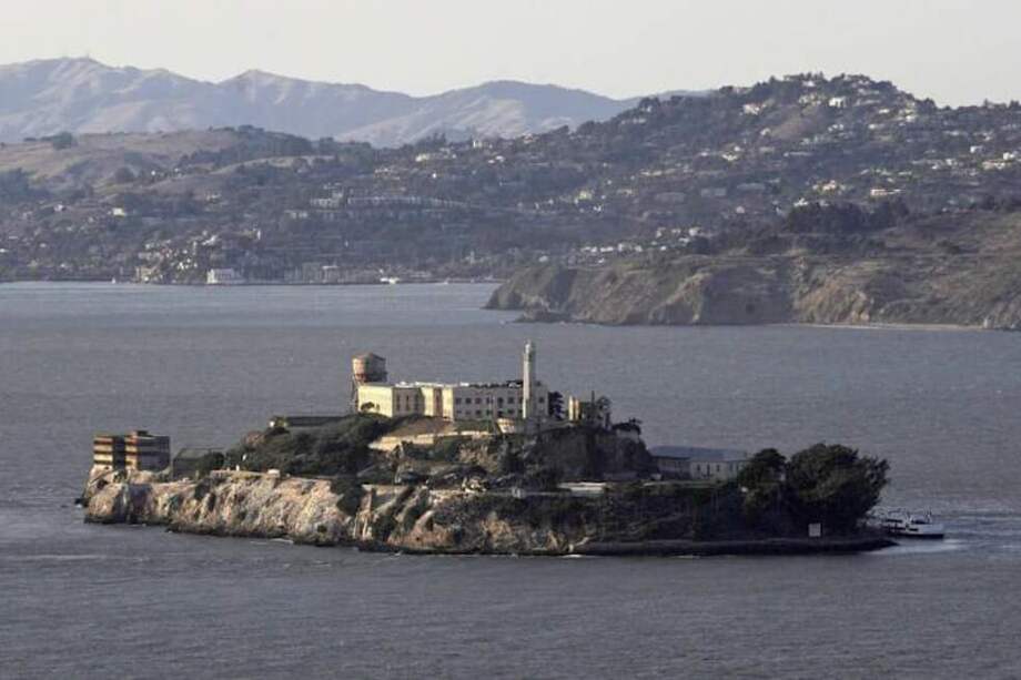 Papillon, o el paradigma de la lucha tenaz de un espíritu por recuperar su libertad por un crimen que no cometió, es también la historia paralela de una denuncia contra las injusticias y crueldades que se cometieron en el sistema penitenciario colonial francés, en la década de los treinta del siglo pasado. / EFE