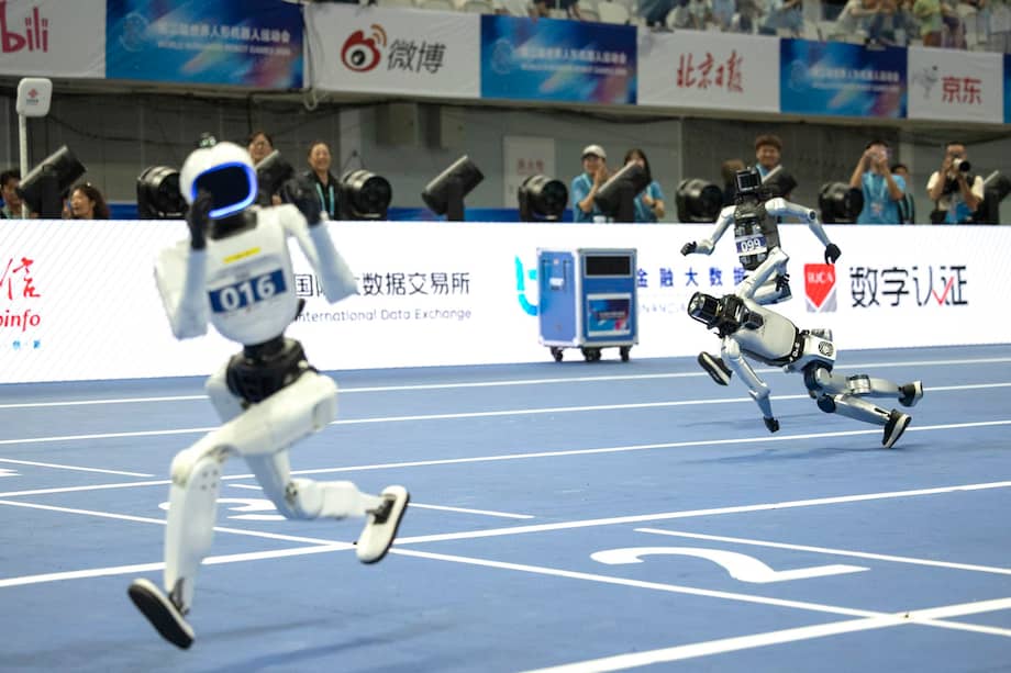 FOTODELDIA PEKÍN, 23/08/2026.- Robots humanoides durante la prueba de grandes robots 400m en los Juegos Mundiales de Robots Humanoides que se celebran en Pekín, este domingo. EFE/Andres Martinez Casares
