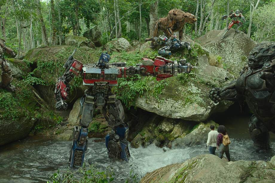 Fotografía cedida por Paramount Pictures, que muestra una escena de la película "Transformers, el despertar de las bestias", filmada en Cuzco (Perú).