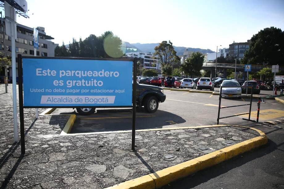 Durante la jornada, los funcionarios del Distrito informaron a los usuarios que podrían hacer uso de estos parqueaderos sin costo alguno.
/ Cortesía Dadep