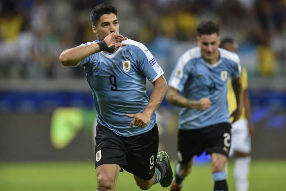 Luis Suárez anotó el tercer gol en la victoria uruguaya. / AFP