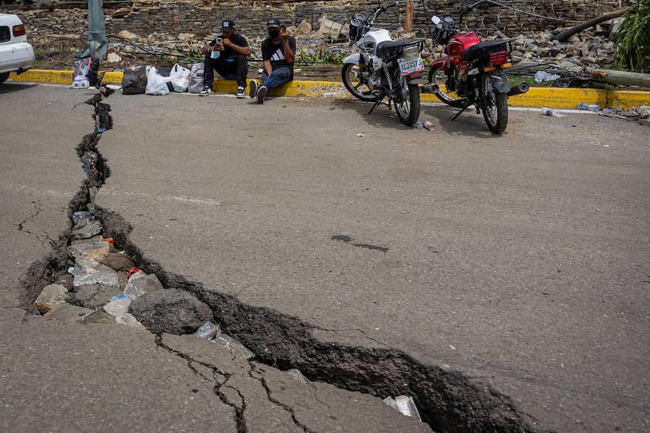 Fotografía que muestra una grieta en un calle este martes, en La Guaira (Venezuela).