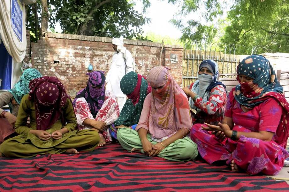 Tres meses después de que fueran violadas en grupo y secuestradas por cinco hombres de casta superior en el norte de la India, cuatro jóvenes de la subcasta intocable se manifiestan en Nueva Delhi con el deseo de obtener justicia.