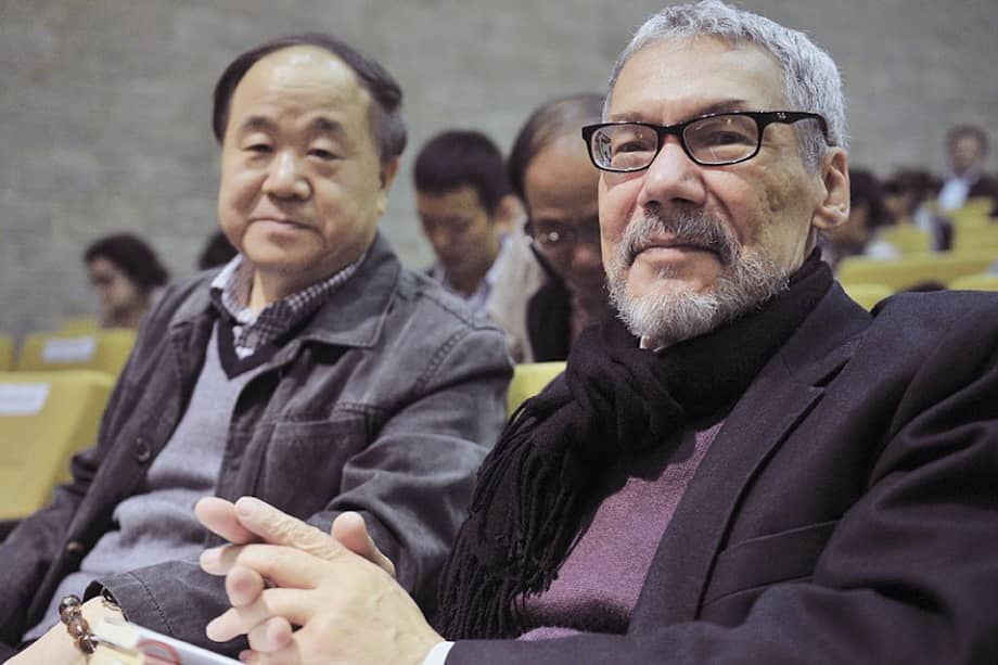 El escritor colombiano Roberto Burgos Cantor (primer plano) junto al Nobel de Literatura chino Mo Yan, quien visitó la Universidad central este año donde Burgos dirige la maestría en Creación Literaria. / Gustavo Torrijos - El Espectador