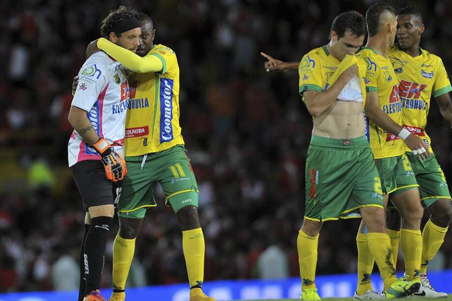 Atlético Huila celebra un empate contra Santa Fe en los cuadrangulares de diciembre. Foto: Cristian Garavito