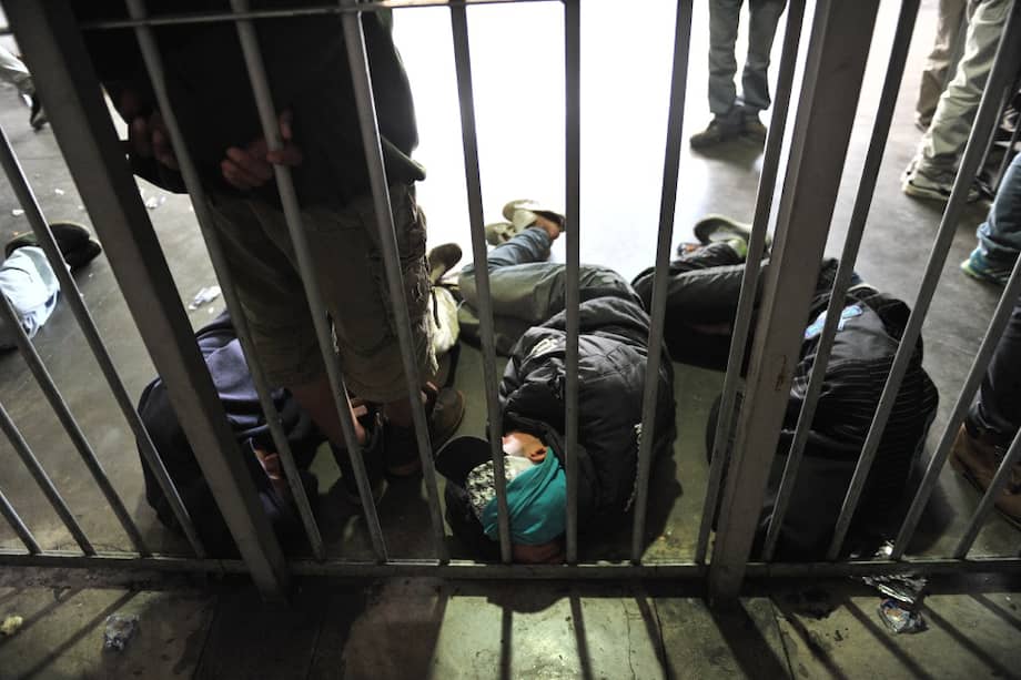 Imagen de referencia. En la estación de Policía hay 46 capturados y un hacinamiento del 300%.