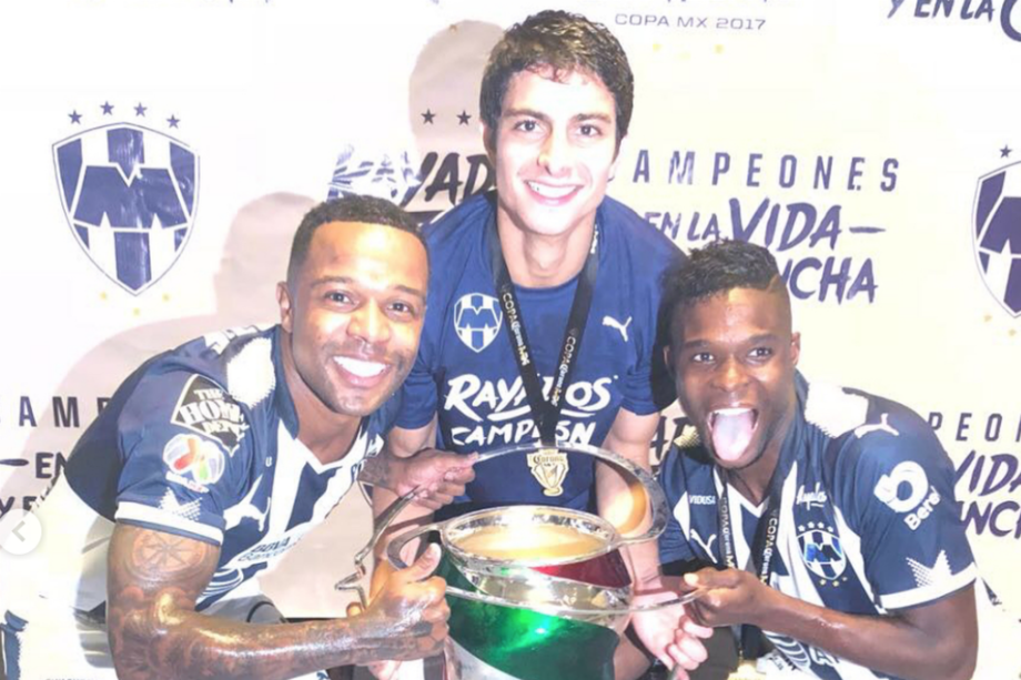 Medina celebrando su título de Copa MX con sus compatriotas Dorlan Pabón (izq.) y Avilés Hurtado (der.) / @_stefanmedina