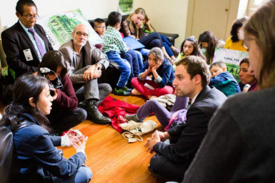 El viceministro del Interior Luis Ernesto Gómez reunido con la comisión de niños de la Amazonía. / Ministerio del Interior.