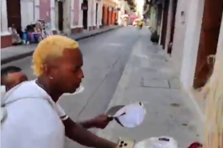 Captura del video en el que un grupo de raperos rodea y presiona a una pareja de turistas extranjeros en el Centro Histórico de Cartagena.