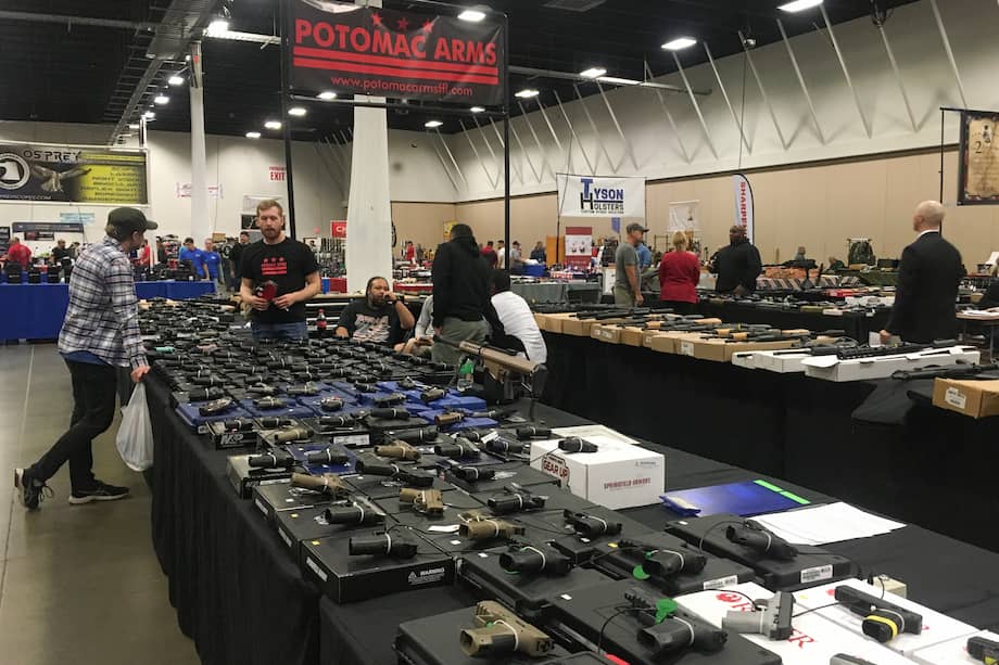 Fotografía de una feria de armas en Fredericksburg, Virginia, de 2022.