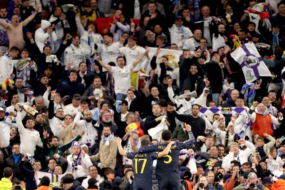 Jude Bellingham (R) y Lucas Vázquez del Real Madrid celebran con los aficionados después de que el equipo ganara la tanda de penales de los cuartos de final de la Liga de Campeones de la UEFA, partido de segundo partido entre Manchester City y Real Madrid en Manchester, Gran Bretaña, el 17 de abril de 2024.