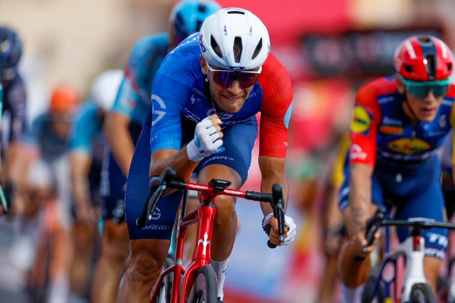 El ciclista francés del equipo Groupama-FdJ United, Sébastien Tronchon, celebra la victoria en la décima etapa de la Vuelta a España 2026, este martes 1 de septiembre entre Alcaraz y Elche de la Sierra.