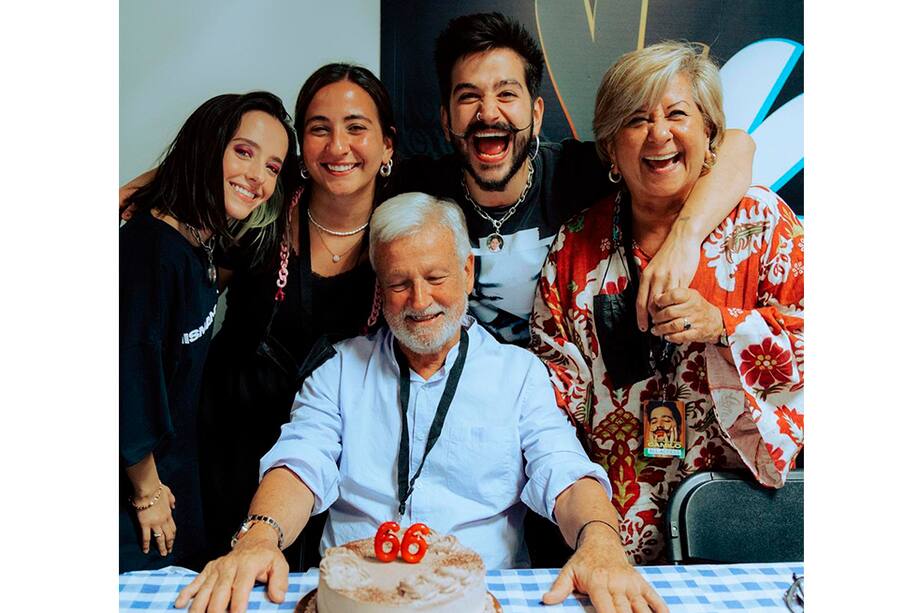 Camilo es muy unido a sus padres, Eugenio Echeverry y Lía Correa. Los abuelos de Índigo siempre apoyaron la carrera del intérprete de ´Ropa cara´.