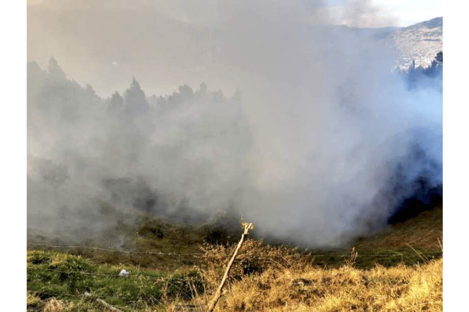 Organismos de socorro apagando el incendio en el Cerro. / Dagrd Antioquia