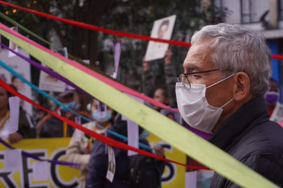 "En esta historia del conflicto armado colombiano, que es también una versión de la historia de la infamia, en momentos en que algunos sectores han querido “hacer trizas” los acuerdos de paz con la guerrilla más vieja del continente, se ha erigido una figura clave, una suerte de inteligencia sensible que aboga por la razón y contra la sinrazón de la guerra. Quién sabe cuántas veces habrá trastabillado este sacerdote jesuita, economista, filósofo y humanista, llamado Francisco De Roux. Cuántos dolores habrá mascado, cuántas historias de horror habrá visto y escuchado" - Reinaldo Spitaletta.