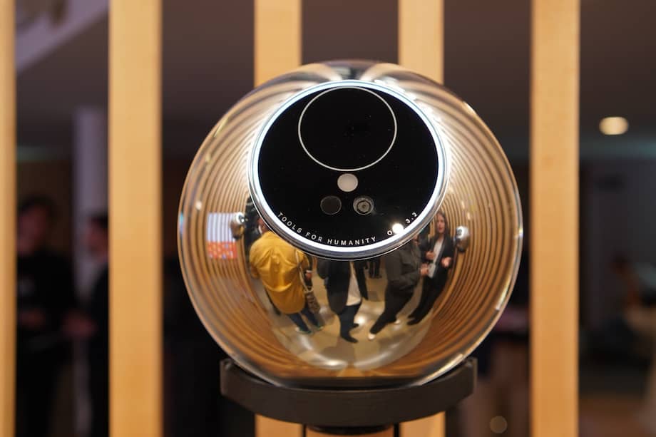 Los orbs son los dispositivos que escanean el iris de los usuarios.