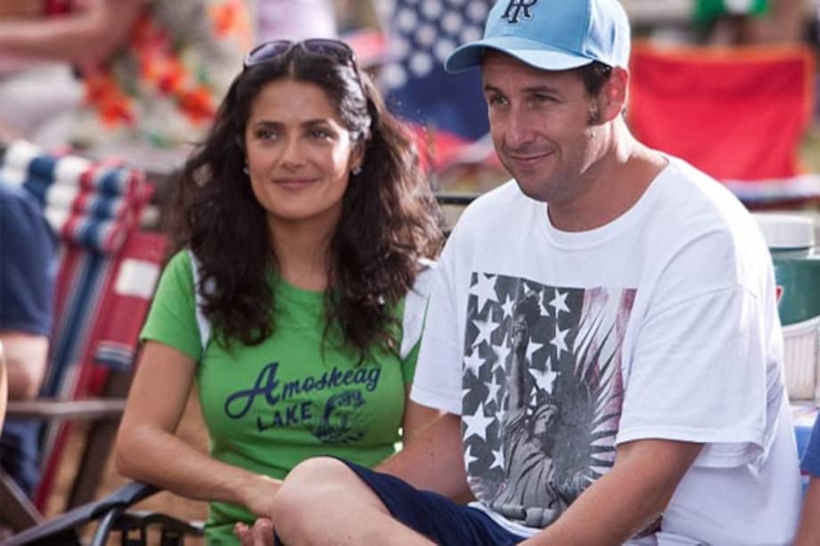 Salma Hayek y Adam Sandler en "Son como niños".