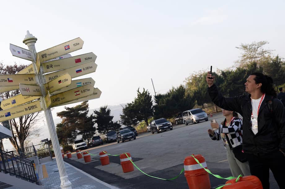 Turistas extranjeros toman fotografías mientras visitan el Parque Imjingak cerca de la Zona Desmilitarizada (DMZ) en Paju, provincia de Gyeonggi-do, Corea del Sur, el 31 de octubre de 2024.